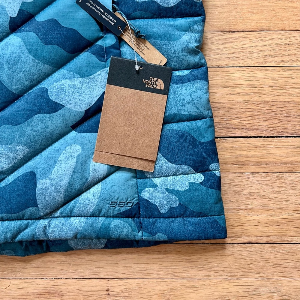 NWT Women’s The North Face Blue Camo Vest - Picture 2 of 4